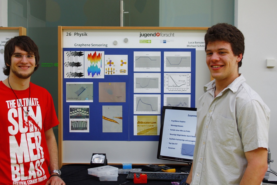 Michael Schmitz and Luca Banszerus present their project about graphene sensors at the regional contest "Jugend forscht"