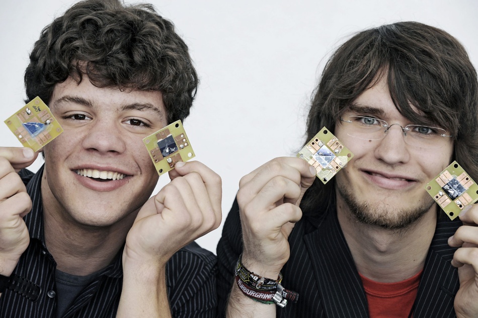 Luca and Michael with their graphene sensors at the national contest "Jugend forscht" (source: Stiftung Jugend forscht e.V.)