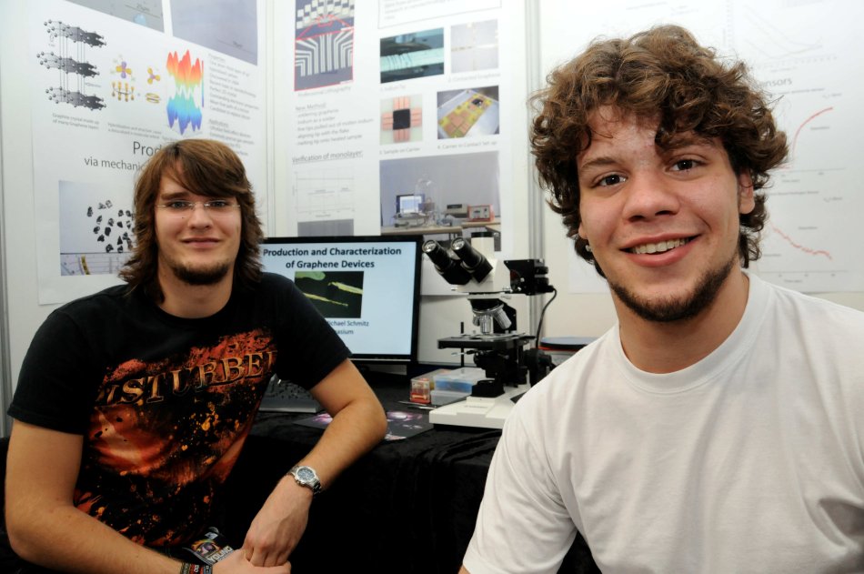 Michael Schmitz and Luca Banszerus at their exhibit at the "European Union Contest for Young Scientists" in Lisbon (source: EUCYS)