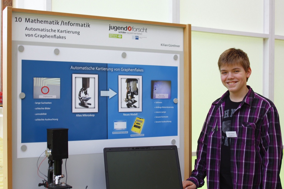 Kilian Günthner präsentiert sein automatisches Kartierungssystem für Graphenflakes auf dem Regionalwettbewerb "Schüler experimentieren" in Düsseldorf