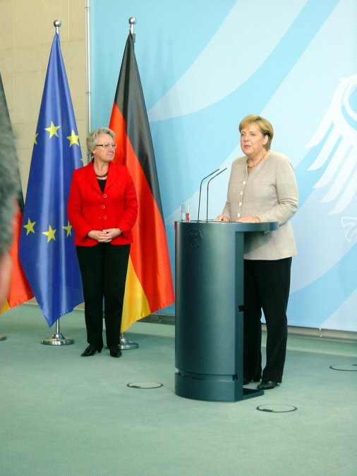 Bundeskanzlerin Dr. Angela Merkel begrüßt zusammen mit Prof. Annette Schavan die Bundespreisträger von Jugend forscht