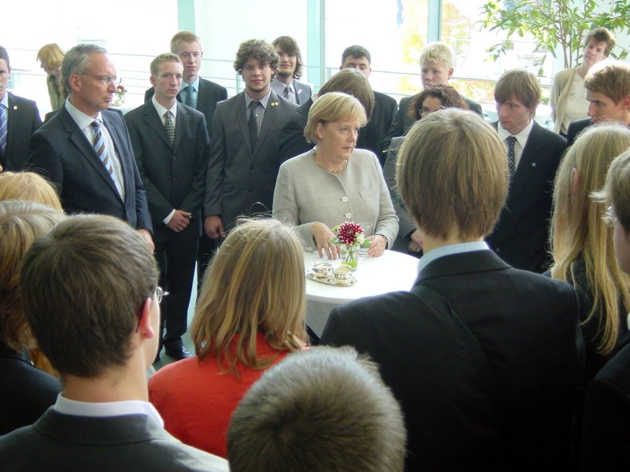 The German Chancellor discusses working methods and time management with the young researchers
