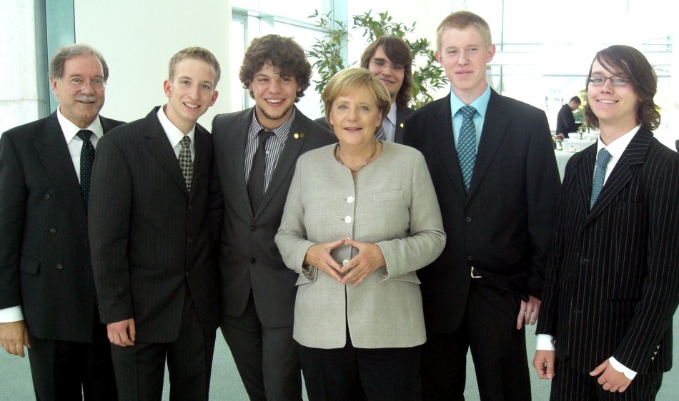 Bundeskanzlerin Frau Dr. Angela Merkel zusammen mit den erfolgreichen Miniforschern des St. Michael-Gymnasiums