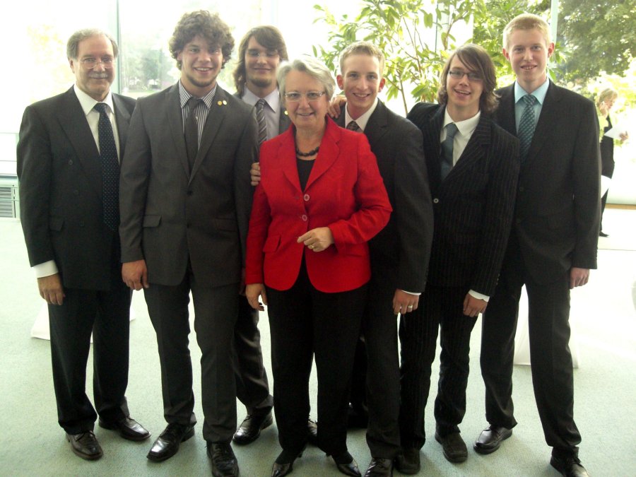 Bundesministerin für Bildung und Forschung Prof. Annette Schavan zusammen mit den Bundespreisträgern des St. Michael-Gymnasiums