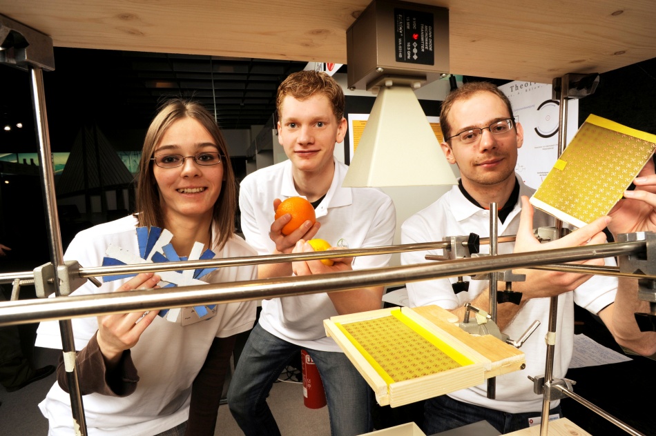Jasmin, Stefan and Andreas at their exhibit at the state contest (source: Bayer  AG)