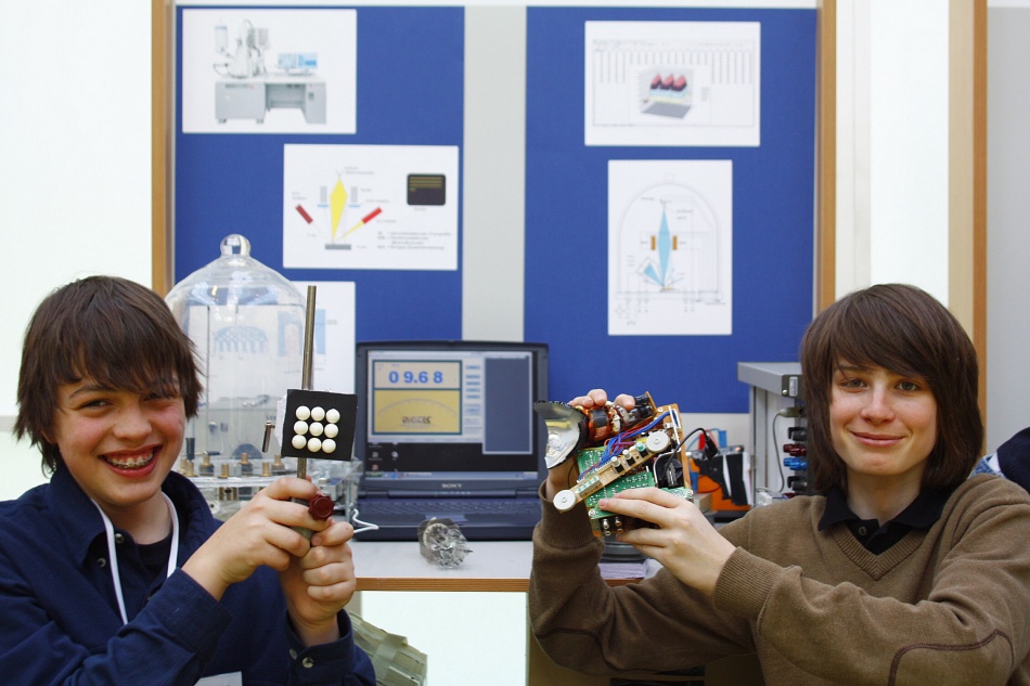 Florian Büttner und Maurice Wald stellen ihr Modell eines Rasterelektronenmikroskops auf dem Regionalwettbewerb "Schüler experimentieren" in Düsseldorf vor