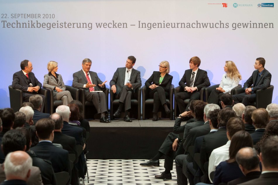 Während der Podiumsdiskussion stellt der Vorstandsvorsitzende von ThyssenKrupp, Herr Dr. Ekkehard Schulz sein Buch "55 Gründe Ingenieur zu werden" vor