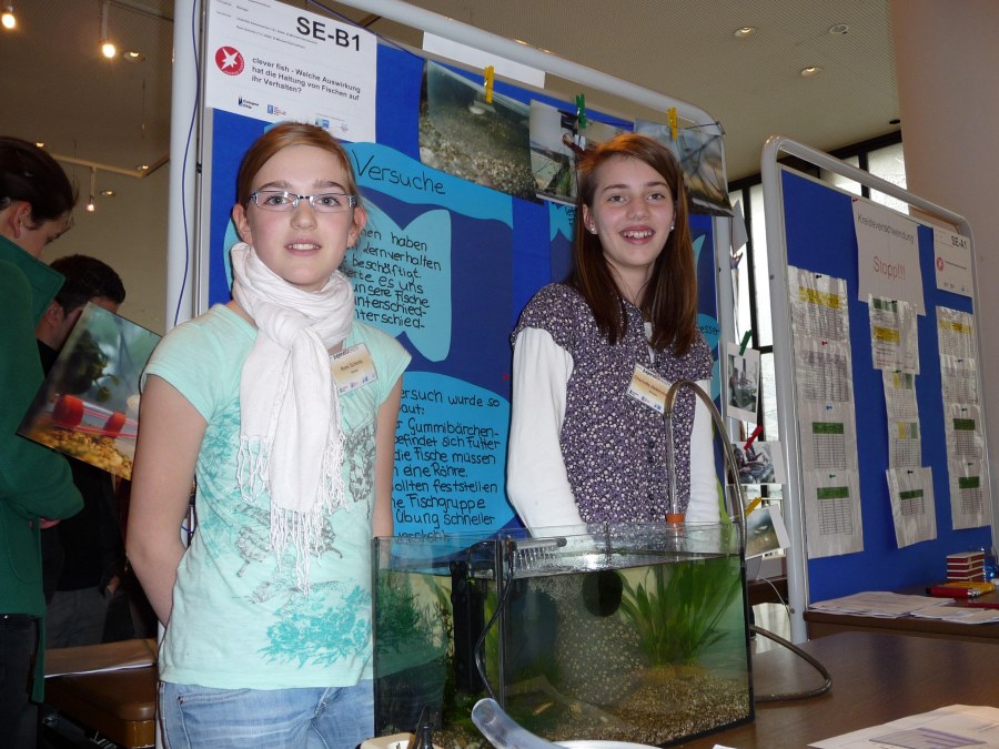 Romi Schmitz und Charlotte Assenmacher stellen ihre Untersuchung zum Verhalten von Fischen auf dem Regionalwettbewerb "Schüler experimentieren" vor