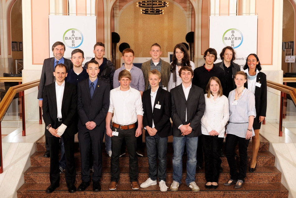 The state champions "Jugend forscht" 2011. Cai-Oliver Thier and Tobias Kaufmann are on the left in front (source: Bayer AG).