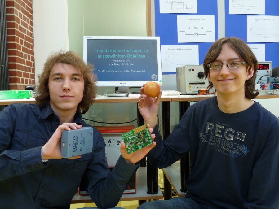 Daniel Reschetow und Bastian Diel erläutern ihr Projekt zur Impedanzspektroskopie auf dem Regionalwettbewerb