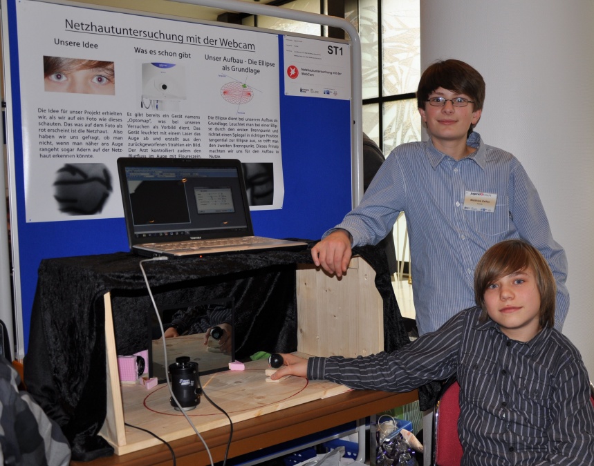 Matthias Zalfen und Luca Mennen präsentieren ihre Apparatur zur Netzhautuntersuchung auf dem Regionalwettbewerb