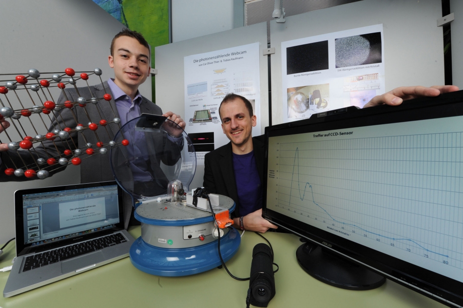 Tobias Kaufmann and Cai-Oliver Thier present their quantum camera at the state contest (source: Bayer AG)