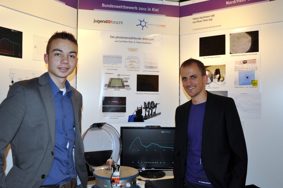 Tobias Kaufmann and Cai-Oliver Thier in front of their exhibit at the national competition