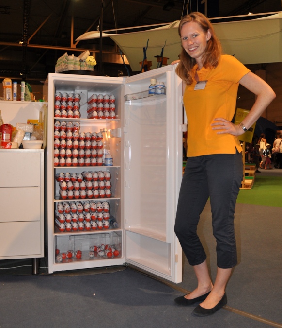Binia Neuer zeigt den Besuchern den Kühlschrank voller Ü-Eier und ...