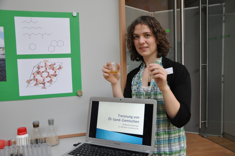 Katharina Springer separates oil and sand using ionic liquids