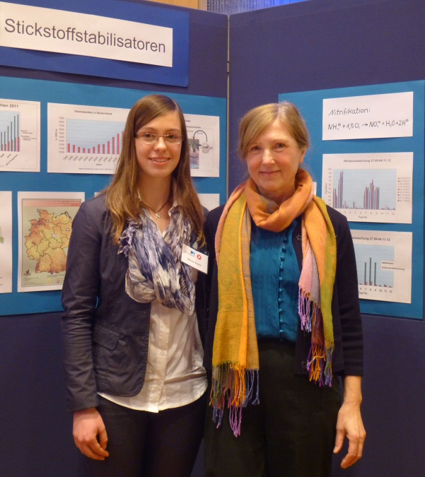Marion Kreins mit ihrer Betreuungslehrerin Veronika Stein auf dem Regionalwettbewerb in Bonn