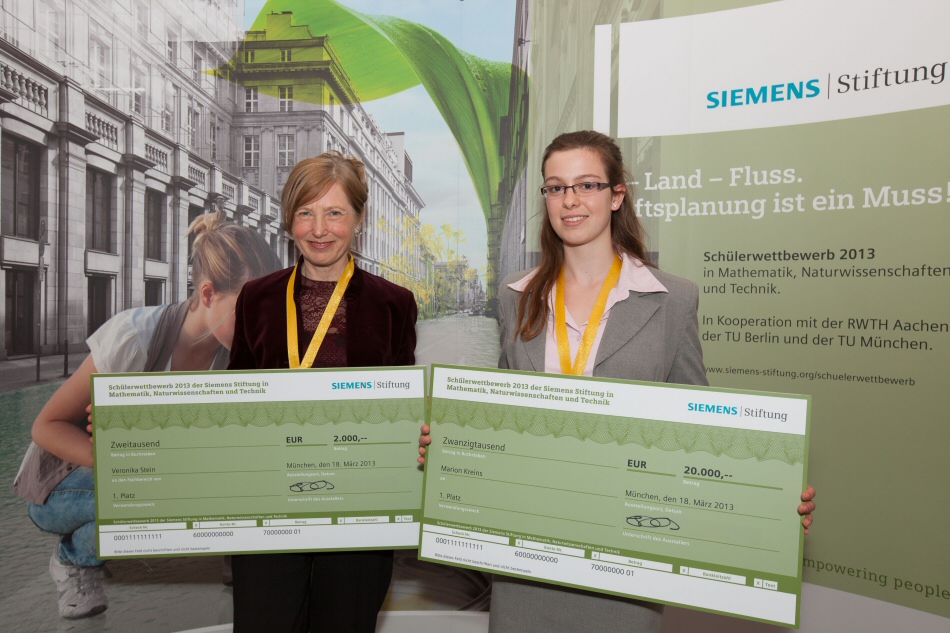 Die Europasiegerin des Schülerwettbewerbs der Siemens Stiftung Marion Kreins (rechts) mit ihrer Betreuungslehrerin Veronika Stein (Quelle: Siemens Stiftung)