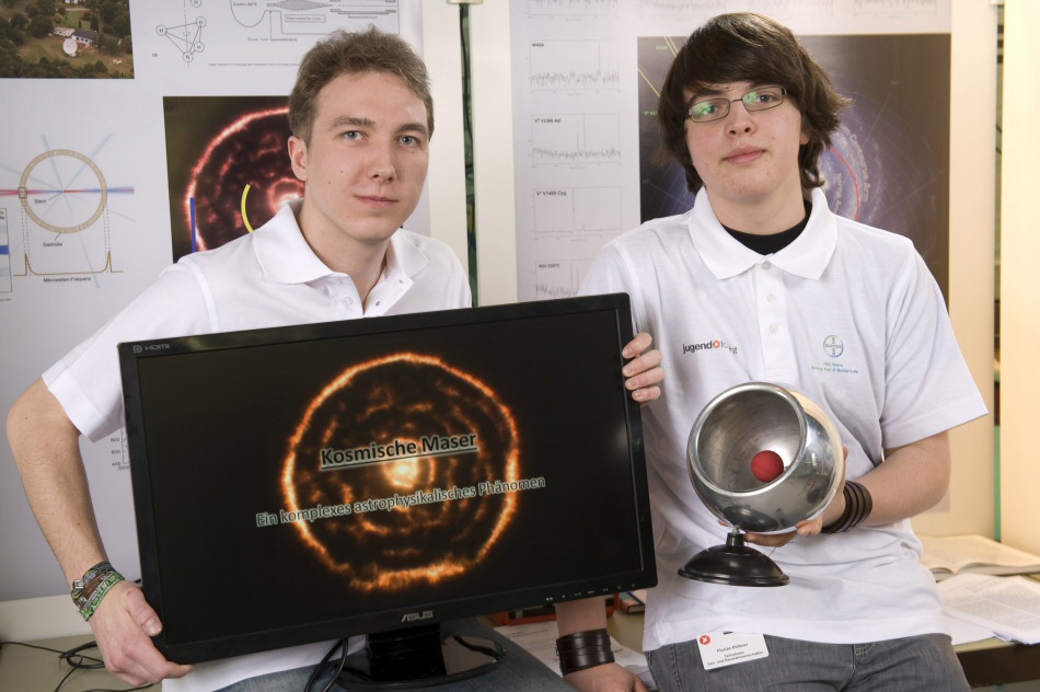 Daniel Reschetow and Florian Büttner study cosmic masers (source: Bayer)