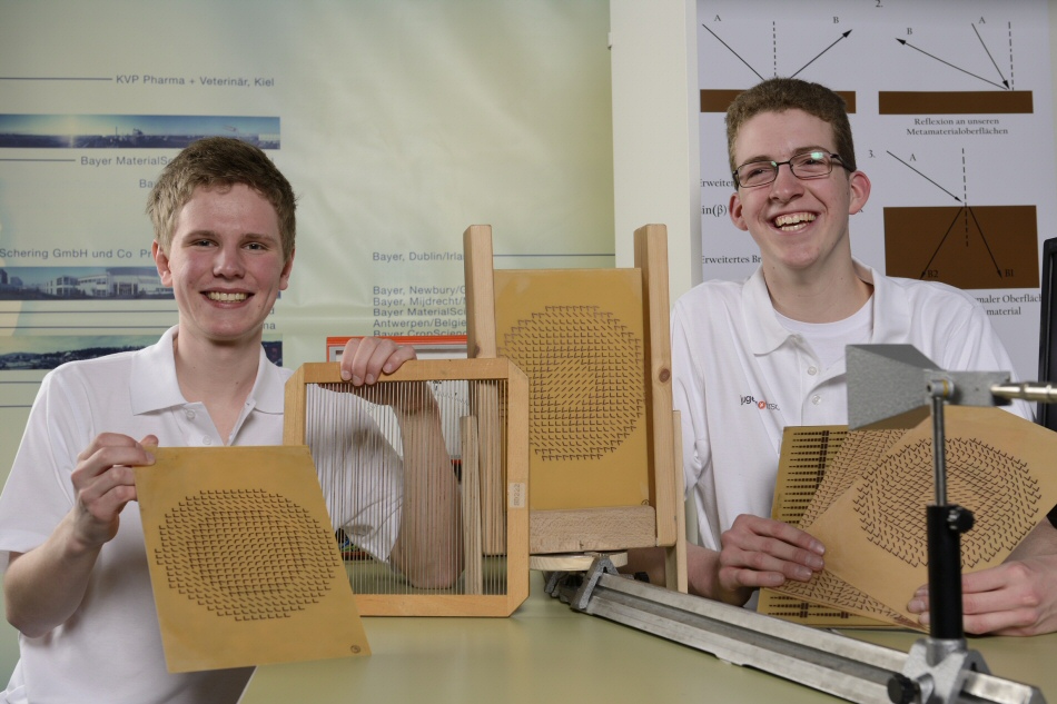 Josef Nagelschmidt and Stefan Heimersheim with their metasurface lenses (source: Bayer)