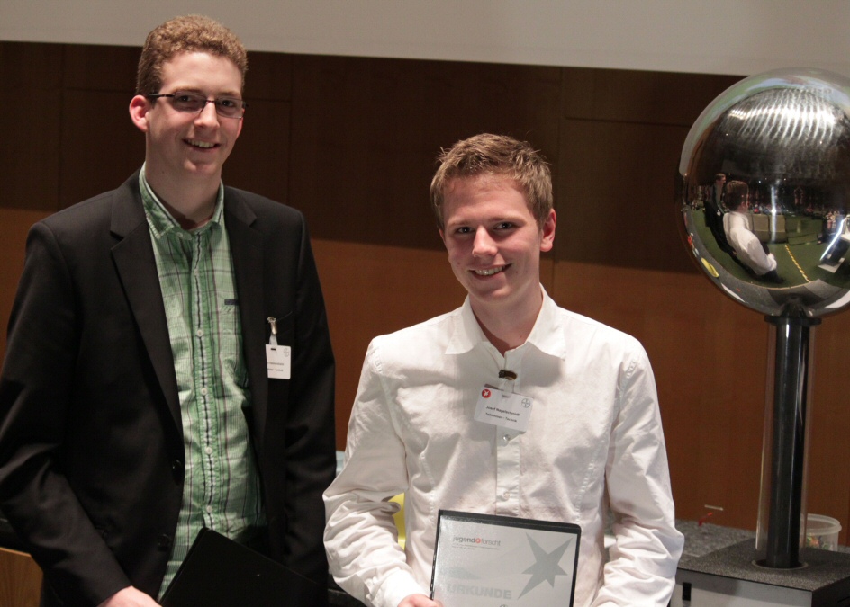 Stefan Heimersheim and Josef Nagelschmidt are recognized with the 2nd place in physics at the awards ceremony of the state contest