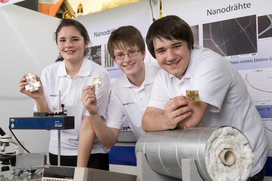 Katja Schneider, Matthias Zalfen und Leon Heinen zeigen ihre Nanodrähte (Quelle: Bayer)