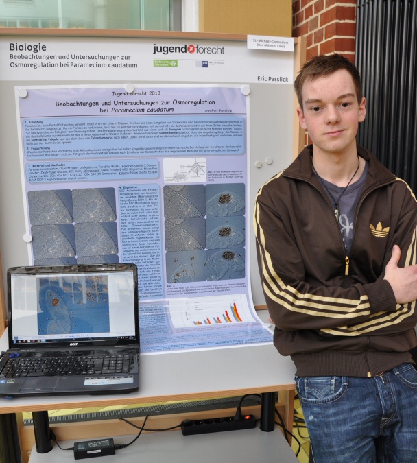 Eric Paßlick presents his findings about osmoregulation in case of Paramecium caudatum at the regional contest in Düsseldorf