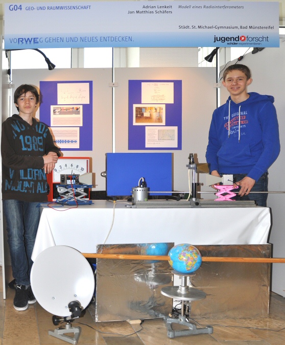 Adrian Lenkeit und Matthias Schäfers vor ihrem Stand auf dem Landeswettbewerb "Schüler experimentieren" in Essen