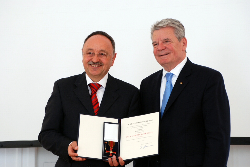Walter Stein erhält von Bundespräsident Joachim Gauck am 6. Mai 2013 im Schloss Bellevue das Verdienstkreuz am Bande