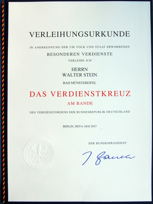 Die mit dem Verdienstkreuz an Walter Stein verliehene Urkunde