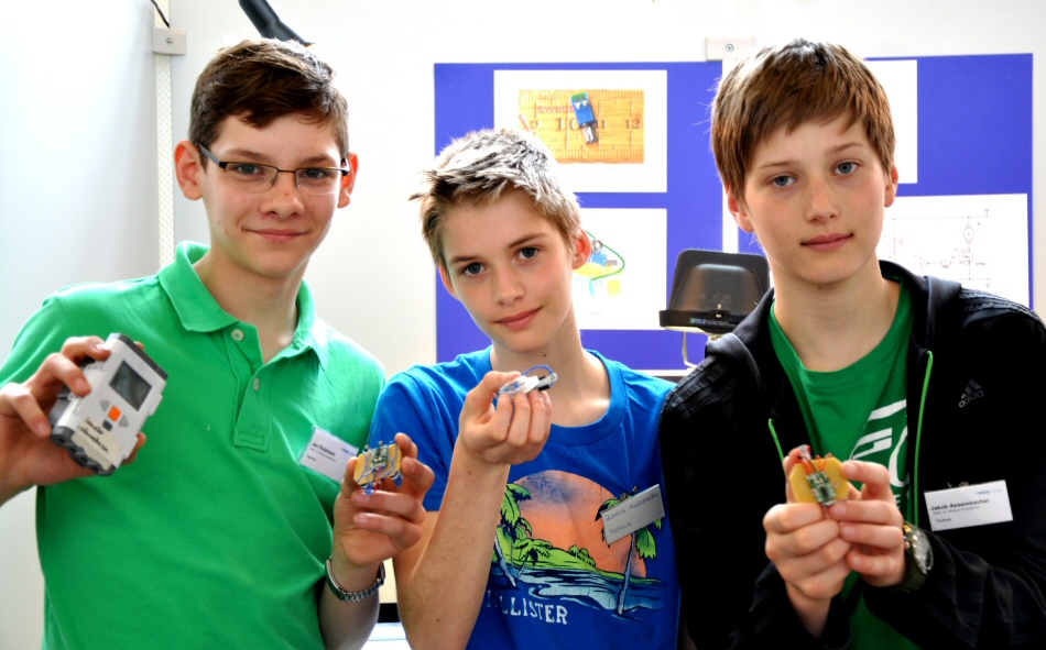 Jan Roitzheim, Lorenz Assenmacher und Jakob Assenmacher mit ihren Vibrationsrobotern auf dem Landeswettbewerb "Schüler experimentieren"