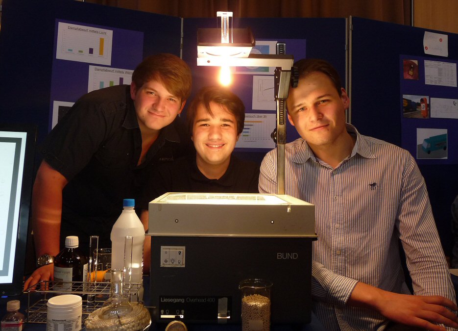 Andreas Kirch, Leon Heinen und Donald Hansen an ihrem Jugend-forscht-Stand