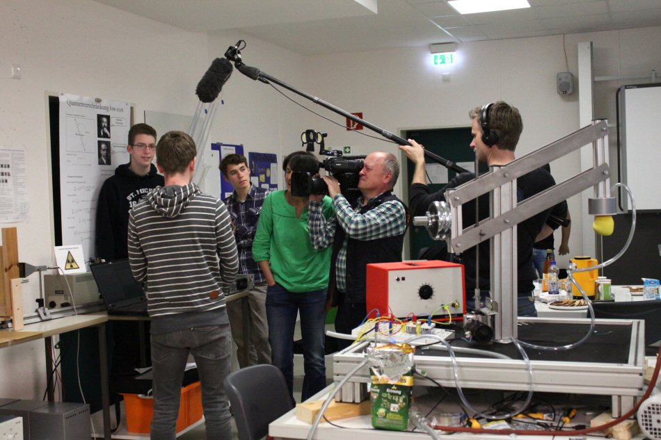 The state champions in physics explain their work in simple terms to the WDR TV crew
