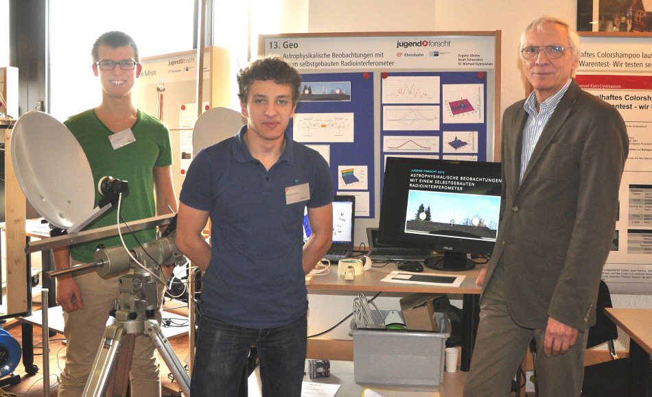 Noah Schneiders and Evgeny Ulanov with their supervisor Horst-Günter Thum at the regional competition in Düsseldorf