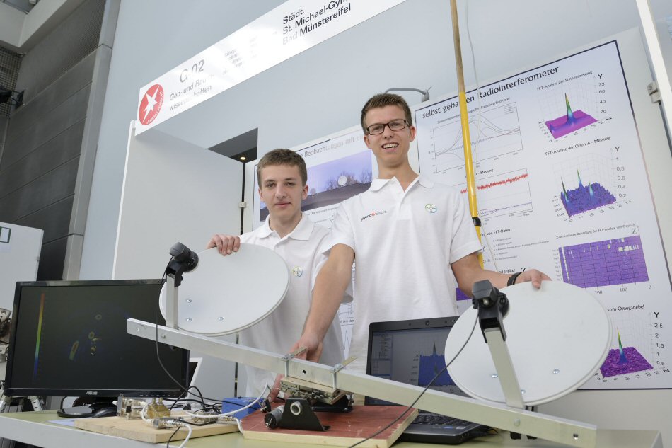 Evgeny Ulanov und Noah Schneiders demonstrieren auf dem Landeswettbewerb die Funktionsweise ihres Radiointerferometers (Quelle: Bayer AG)