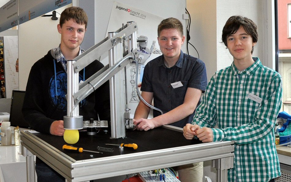 Björn Bouwer, Nico Hochgürtel and Adrian Lenkeit with their robotic arm at the state contest "Schüler experimentieren"