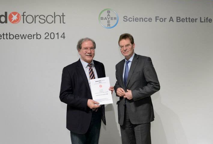 Schulleiter Paul Georg Neft erhält den Schulpreis des Schulministerium für die beste Jugend-forscht-Schule von NRW (Quelle: Bayer AG)