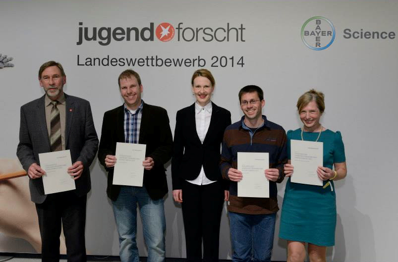 Den Schulpreis NRW - gestiftet von der TÜV NORD GROUP - nimmt Veronika Stein für das St. Michael-Gymnasium entgegen (Quelle: Bayer AG)
