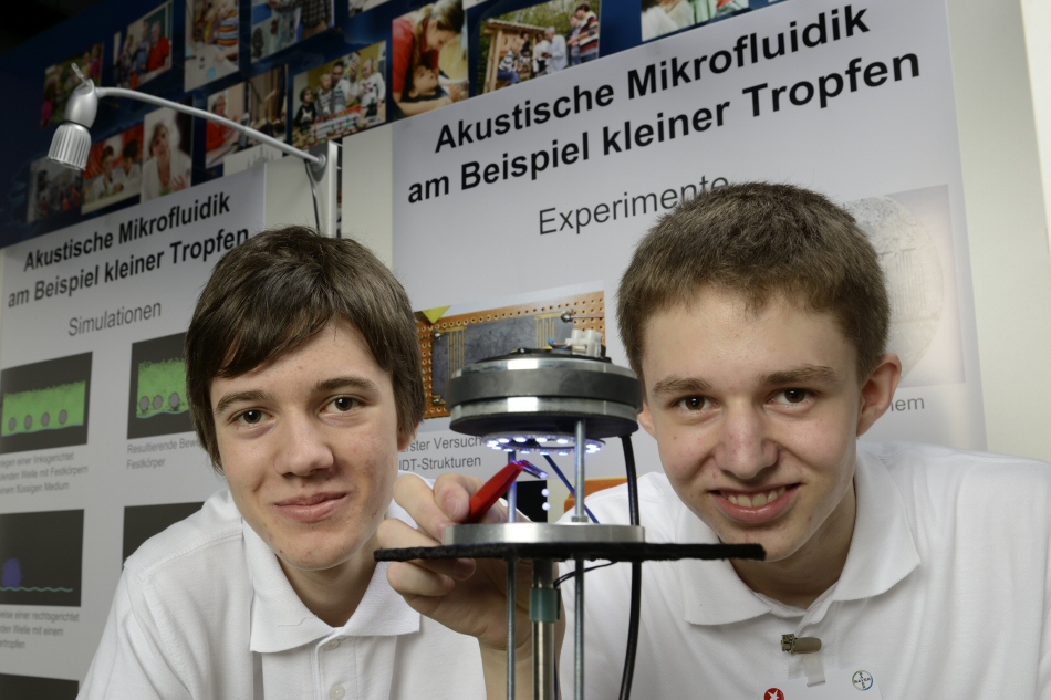 Adrian and Matthias with their experiment at the state competition (source: Bayer AG)