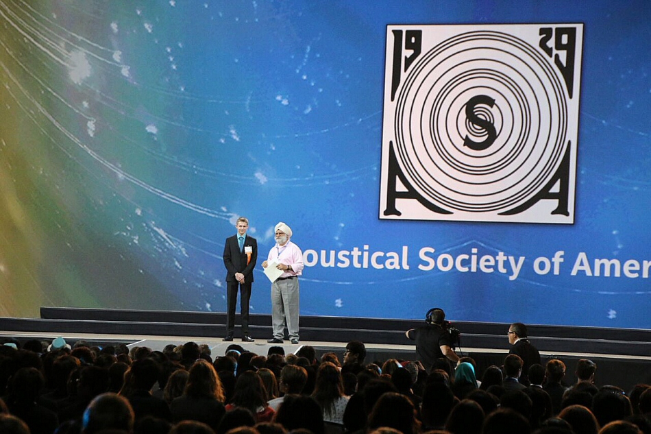 Matthias Schäfers erhält auf der ISEF in Phoenix den 2. Preis der Acoustical Society of America (Quelle: Dr. Frank Paul)