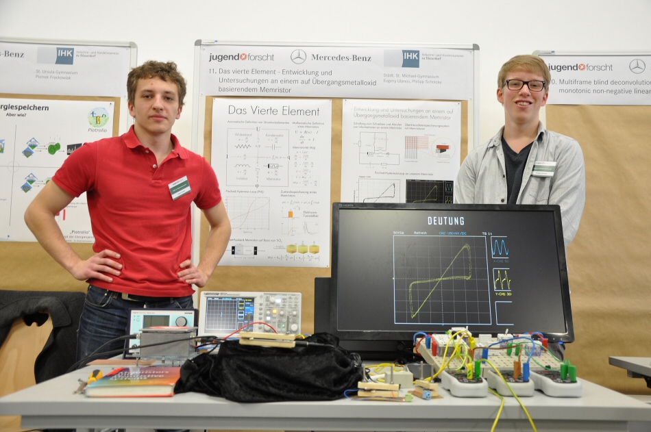 Evgeny Ulanov and Philipp Schnicke present their Memristor at the regional competition in Düsseldorf