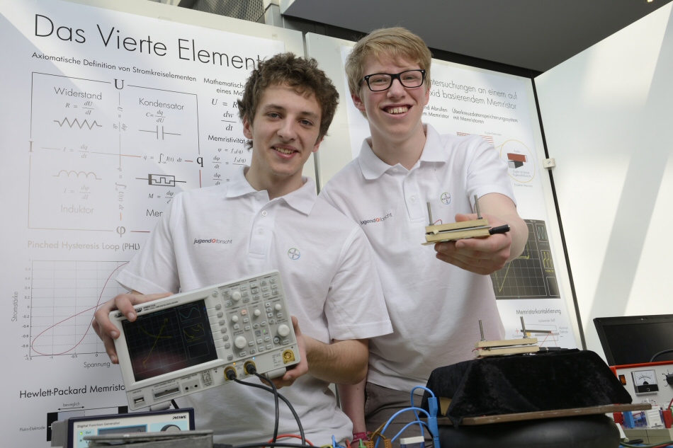 Evgeny and Philipp and their exhibit at the state competition (source: Bayer AG)