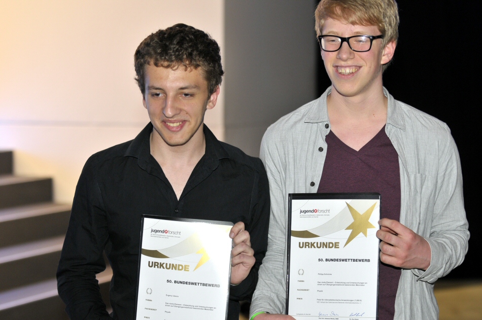 Evgeny Ulanov and Philipp Schnicke  win the award for microelecronic applications, which is endowed with € 1000 (source: Tobias Kaufmann)