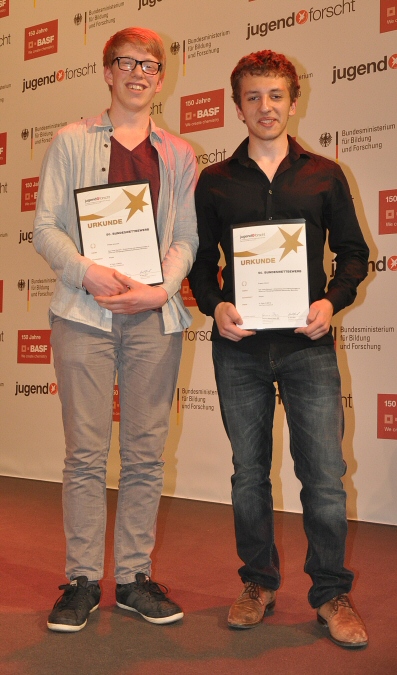 Philipp Schnicke und Evgeny Ulanov freuen sich auf dem Bundeswettbewerb über ihren mit 1000 € ausgezeichneten 4. Platz