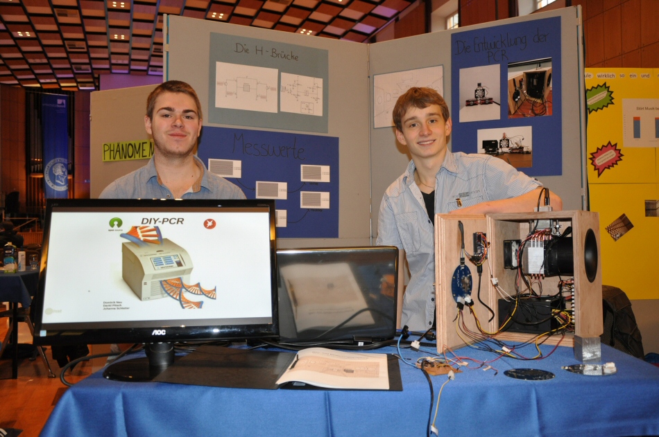 Dominik Neu and David Pitsch show their PCR machine at the regional contest
