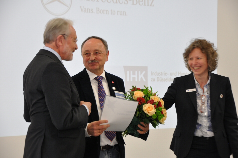 Walter Stein (Mitte) erhält von den Wettbewerbsleitern Rainer Linden und Ulla Backes den Düsseldorfer Sympathiepreis 2015