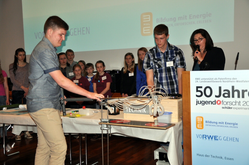State champions Nico and Björn present their soft robotic hand on the stage