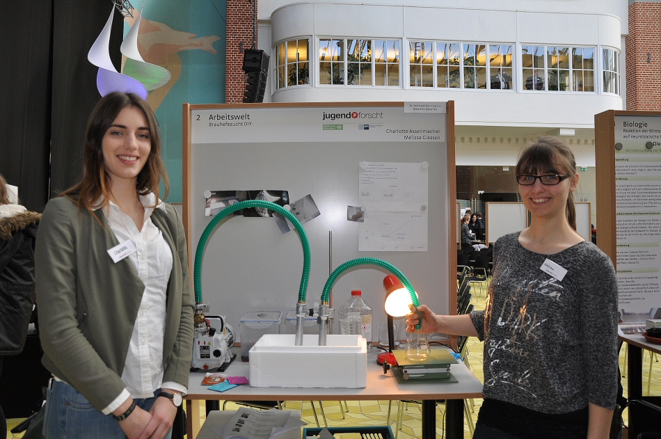 Charlotte Assenmacher and Melissa Gießen present their project at the regional competition in Düsseldorf