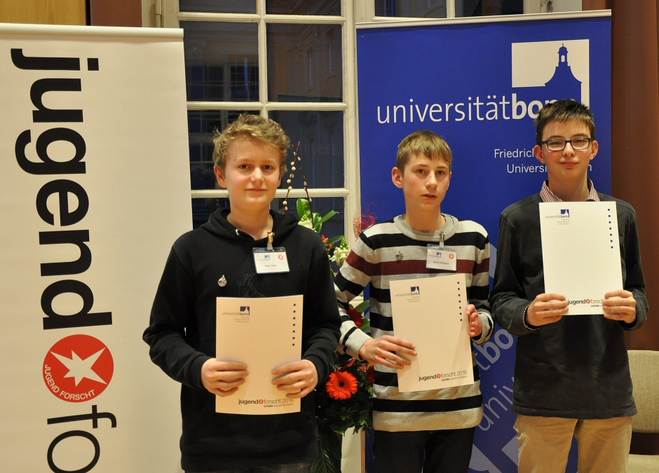 Henri Kühn, Aaron Philipzen und Niklas Keischgens erhalten auf dem Regionalwettbewerb in Bonn den 2. Preis im Fachbereich Arbeitswelt