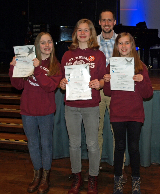 The regional champions in biology: Marla Cyriax, Marlene Parschau and Julia Peintinger with their supervisor Nikolaus Weiler at the regional competition in Krefeld