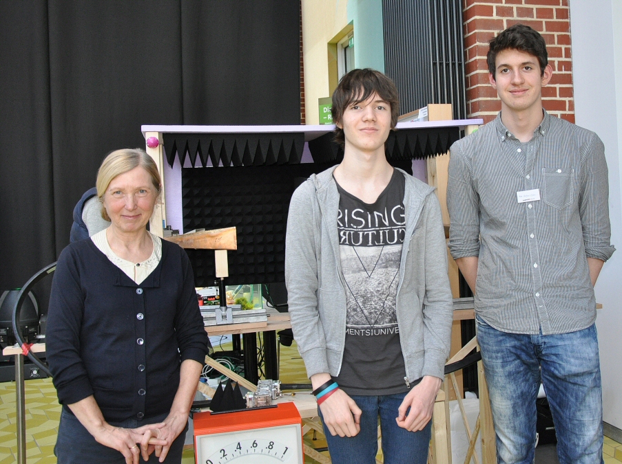 Betreuungslehrerin Veronika Stein mit den Siegern im Fachbereich Physik Adrian Lenkeit und Max Oehmichen